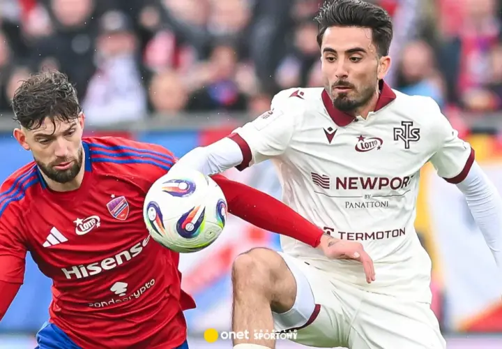 Piłkarze Raków Częstochowa i Widzew Łódź walczą o piłkę. Intensywny przebieg meczu.