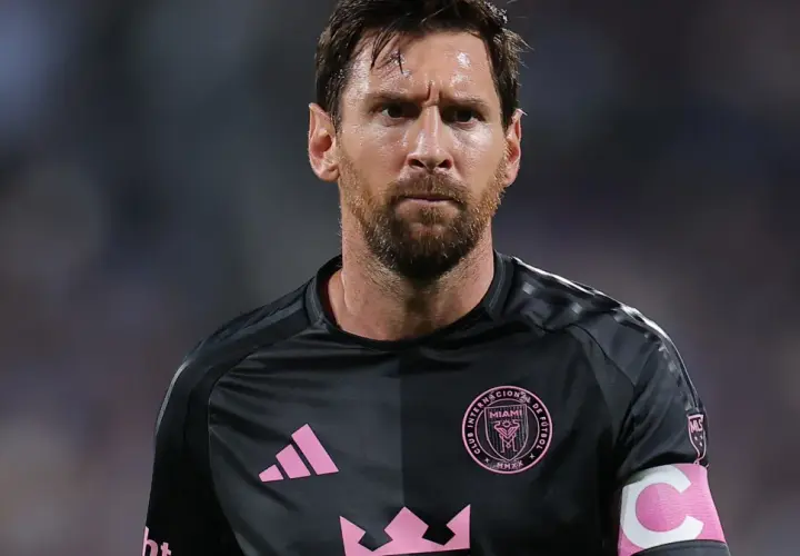 Lionel Messi w czarnej koszulce Inter Miami CF z różowym herbem i opaską kapitana.