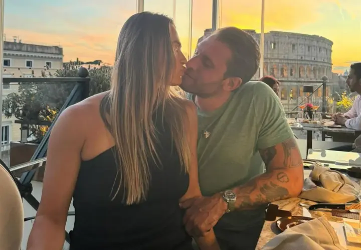 Aryna Sabalenka z partnerem w Rzymie, z Koloseum w tle podczas romantycznej kolacji.