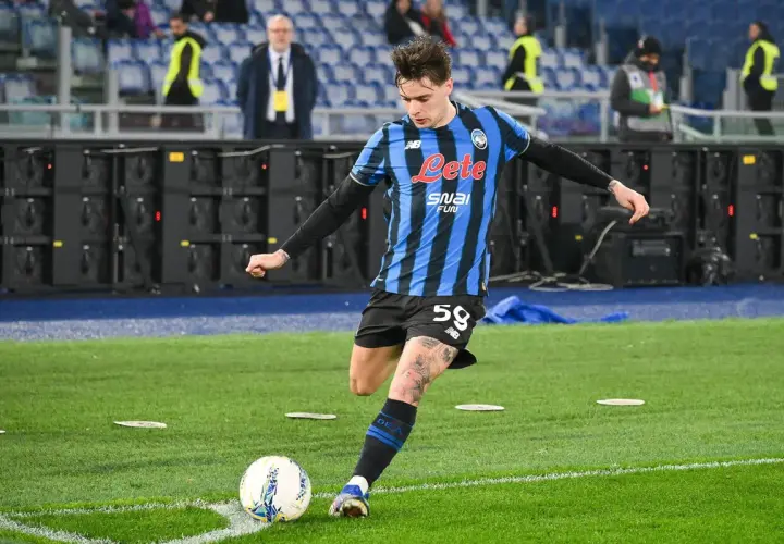 Piłkarz Atalanty z numerem 59 w akcji podczas meczu z Udinese.
