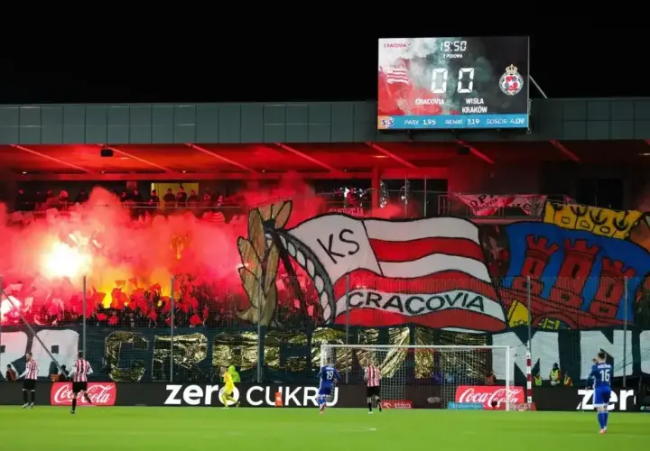 Oprawa kibiców Cracovii, najstarszego klubu piłkarskiego w Polsce, podczas meczu z Wisłą Kraków.