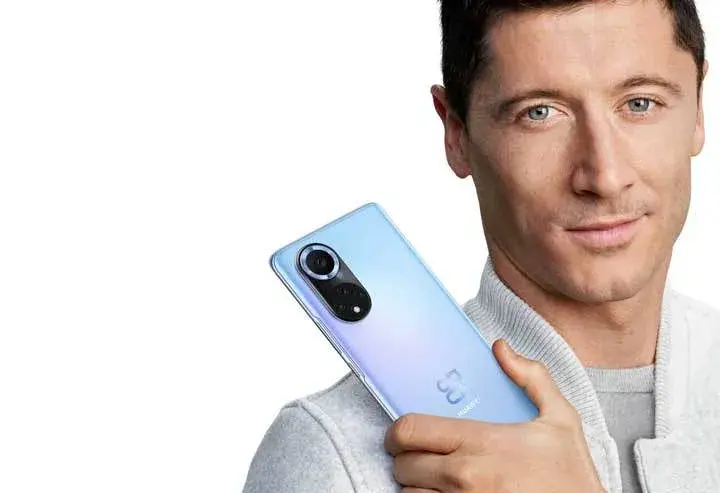 Jakie telefony reklamuje Lewandowski? Modele Huawei w akcji