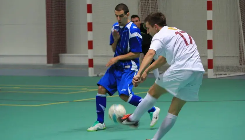 Ile zarabiają piłkarze futsalowi - realne stawki w każdej lidze na 2025