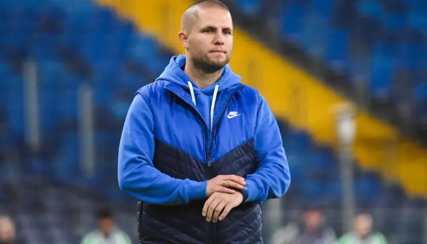 Zarobki Dawida Szulczka: Ile naprawdę zarabia trener w I lidze?