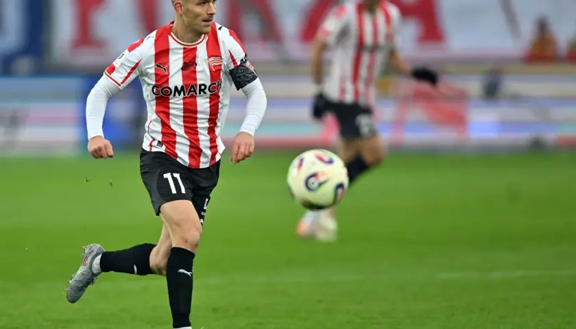 Piłkarz Rakowa Częstochowa z numerem 11 w akcji podczas meczu z Cracovią.