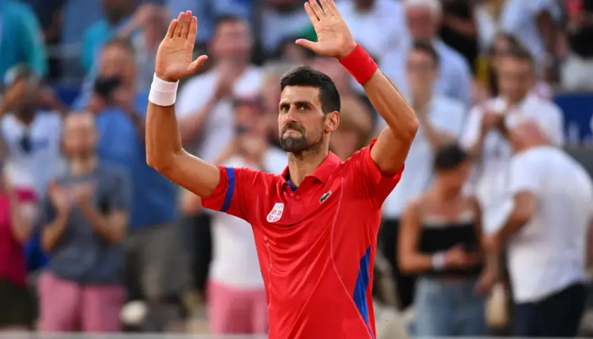 Novak Djoković, lider rankingu tenisistów, pozdrawia publiczność.