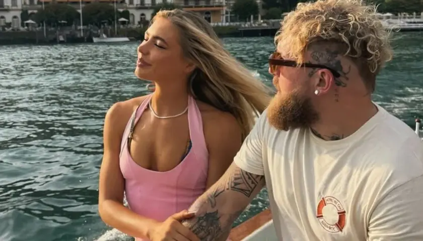 Jutta Leerdam i jej partner Jake Paul cieszą się rejsem łodzią po jeziorze.