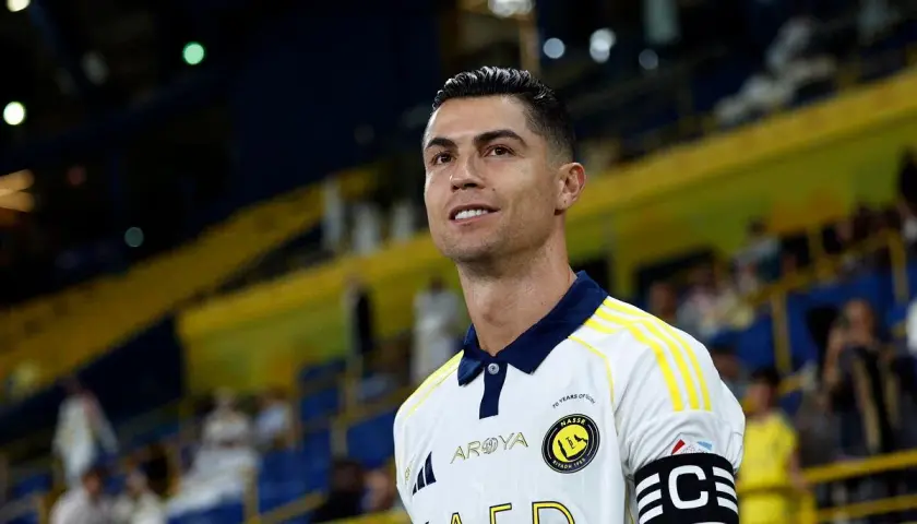 Cristiano Ronaldo w koszulce Al Nassr na tle trybun stadionu.