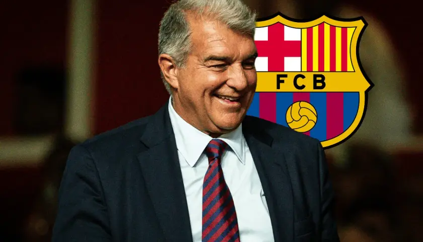 Uśmiechnięty Joan Laporta na tle herbu FC Barcelona, sugerujący udane barcelona transfery i przyszłe sukcesy klubu.