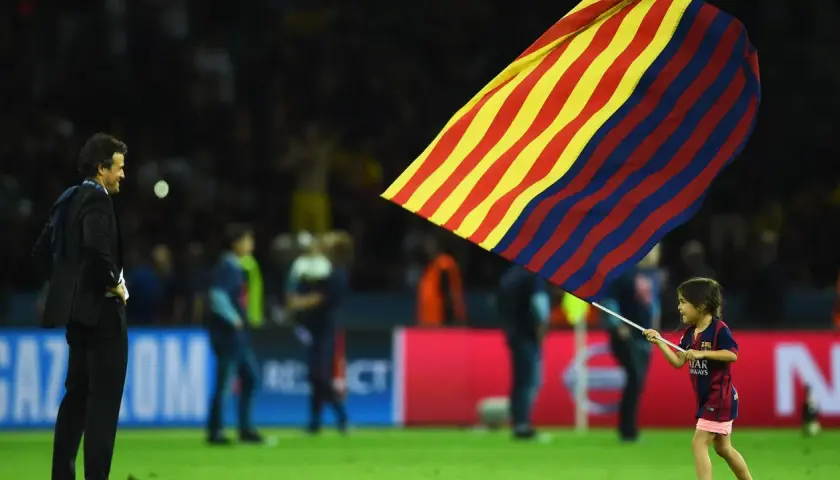 Luis Enrique córka, mała dziewczynka w stroju FC Barcelony, dumnie niesie flagę klubu.