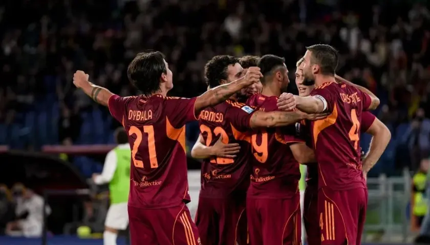 Piłkarze AS Roma świętują bramkę w meczu przeciwko Genoa CFC. Dybala (21) i koledzy z drużyny cieszą się zwycięstwem.