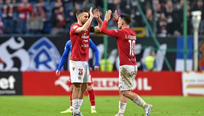 Zarobki piłkarzy Wisły Kraków: kwoty, które szokują kibiców