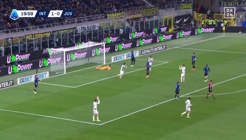 Mecz Inter Mediolan – Juventus, wynik 1:0. Piłkarze świętują bramkę, bramkarz leży na ziemi.