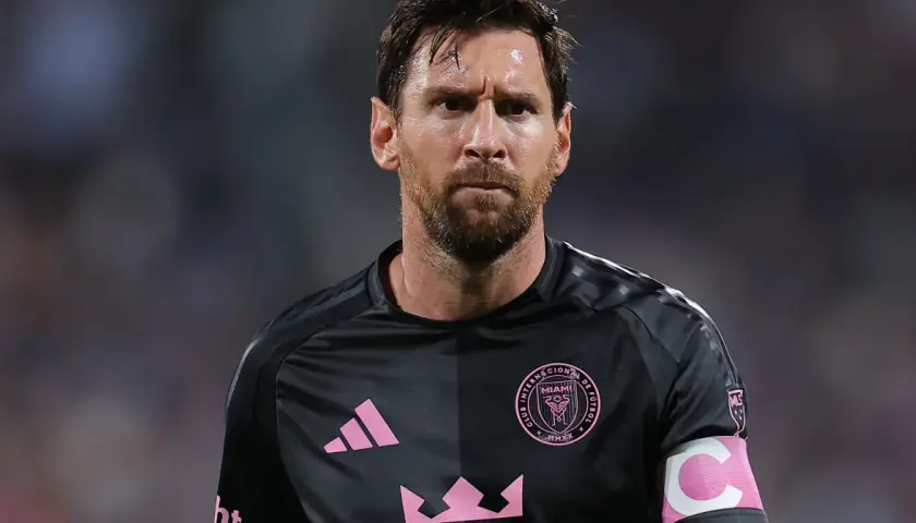 Lionel Messi w czarnej koszulce Inter Miami CF z różowym herbem i opaską kapitana.
