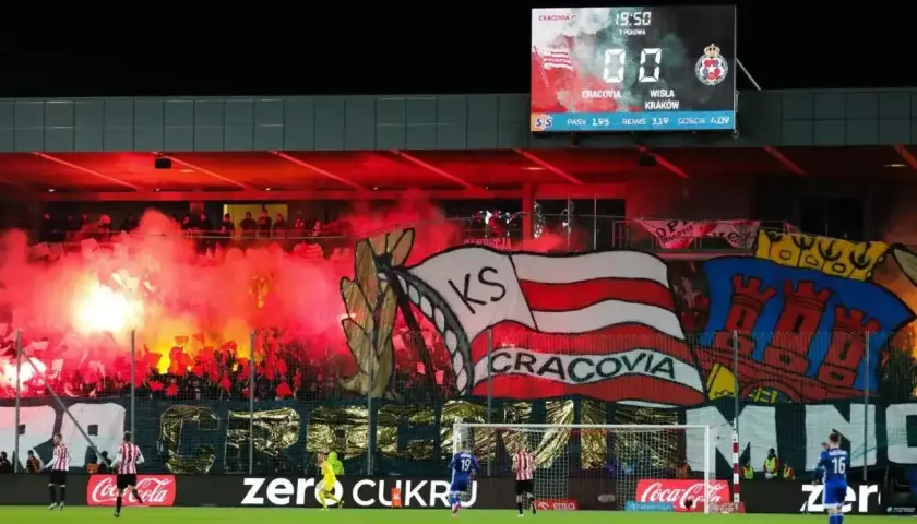 Oprawa kibiców Cracovii, najstarszego klubu piłkarskiego w Polsce, podczas meczu z Wisłą Kraków.