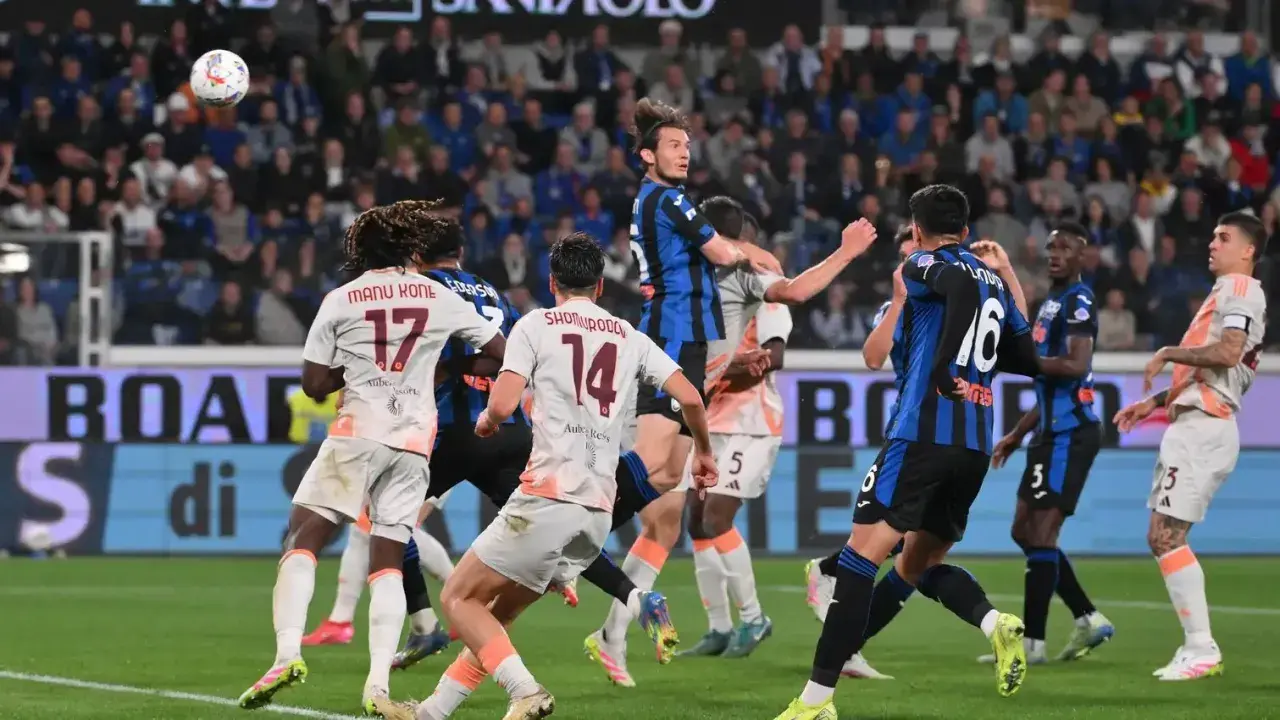 Piłkarze AS Roma i Atalanty walczą o piłkę w powietrzu. W akcji zawodnicy z numerami 17, 14 i 16.