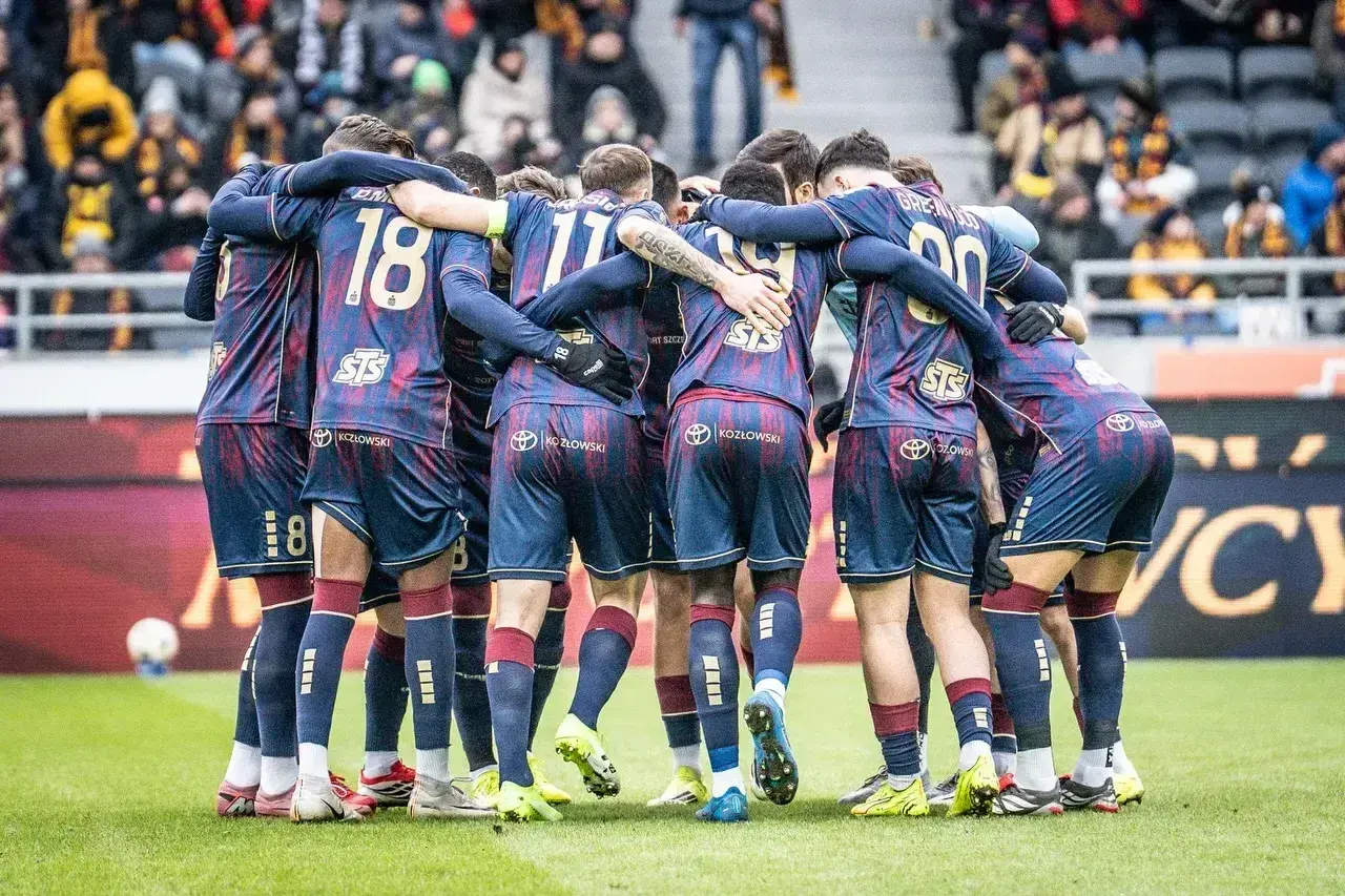 Piłkarze Lechii Gdańsk i Pogoni Szczecin w uścisku przed meczem. Składy: Lechia Gdańsk – Pogoń Szczecin.