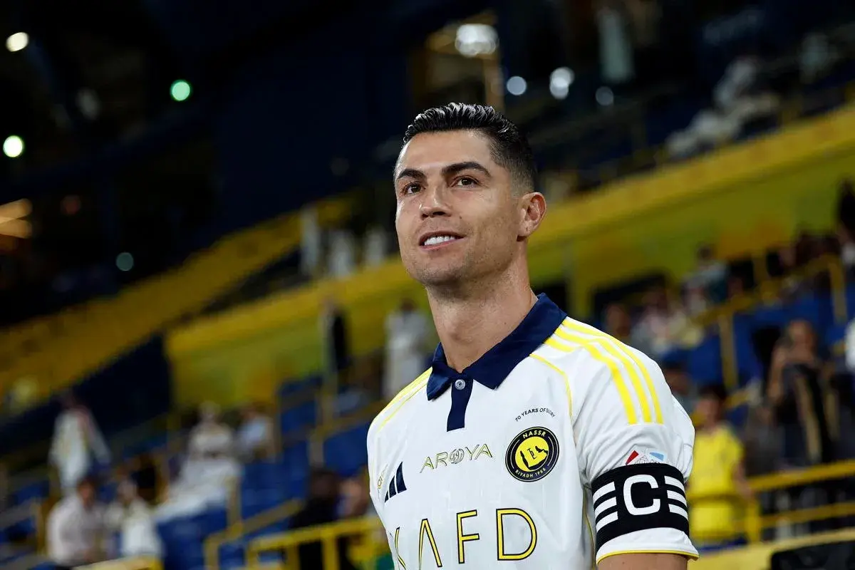 Cristiano Ronaldo w koszulce Al Nassr na tle trybun stadionu.