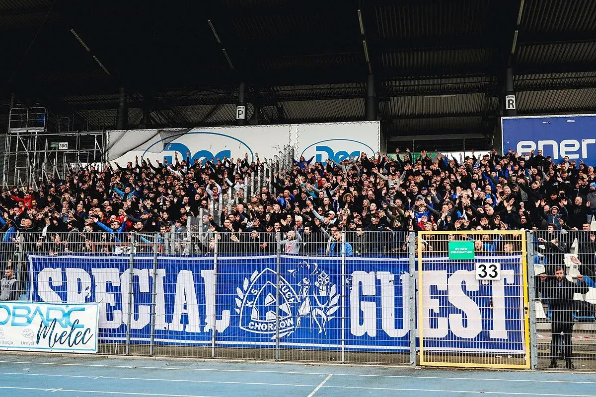 Tryb kibicowania na meczu, gdzie rankingi ŁKS Łódź – Ruch Chorzów budzą emocje. Fani z transparentem "SPECIAL GUEST" dopingują swoich.