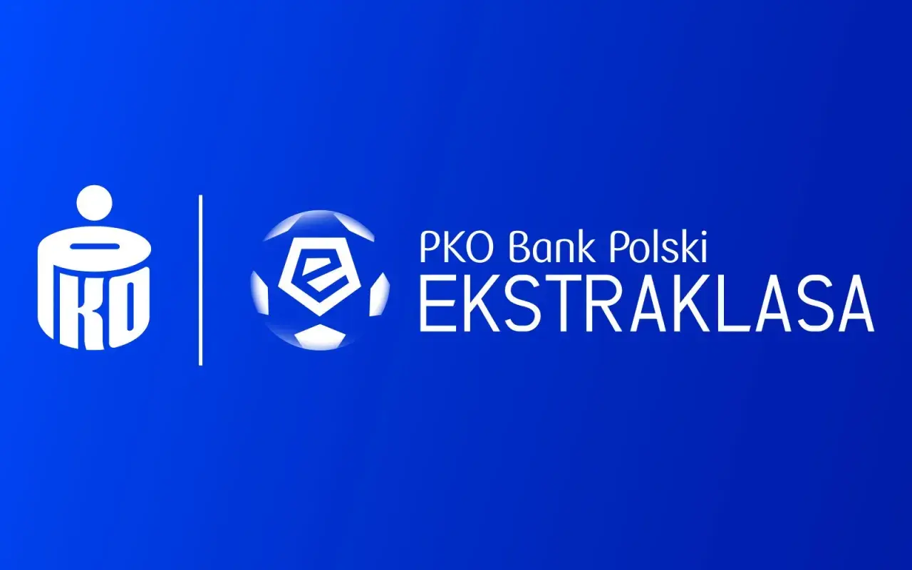 Logo PKO Bank Polski i piłka z literą "e" - symbol Ekstraklasy. To znak, że zaraz zobaczymy tabelę wszechczasów ekstraklasy.