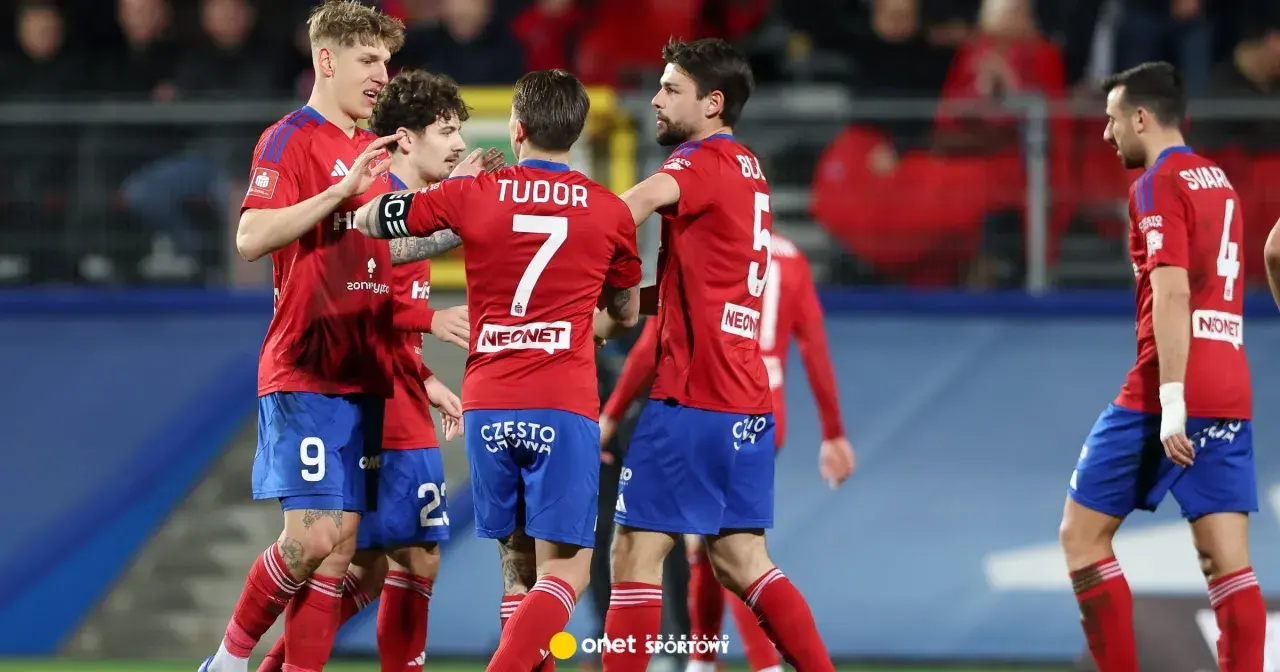 Piłkarze Rakowa Częstochowa świętują. Na koszulkach numery 7, 9, 5, 4. Składy: Górnik Zabrze – Raków Częstochowa.