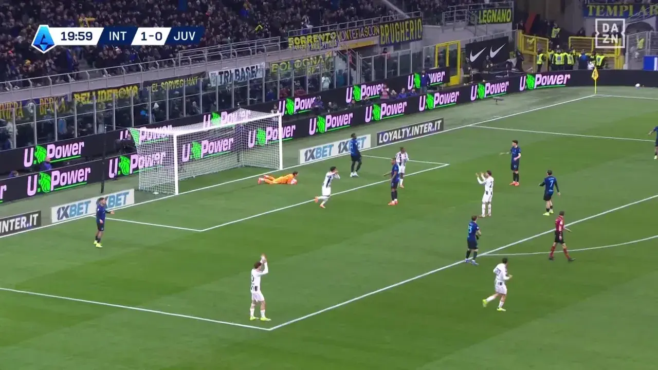 Mecz Inter Mediolan – Juventus, wynik 1:0. Piłkarze świętują bramkę, bramkarz leży na ziemi.
