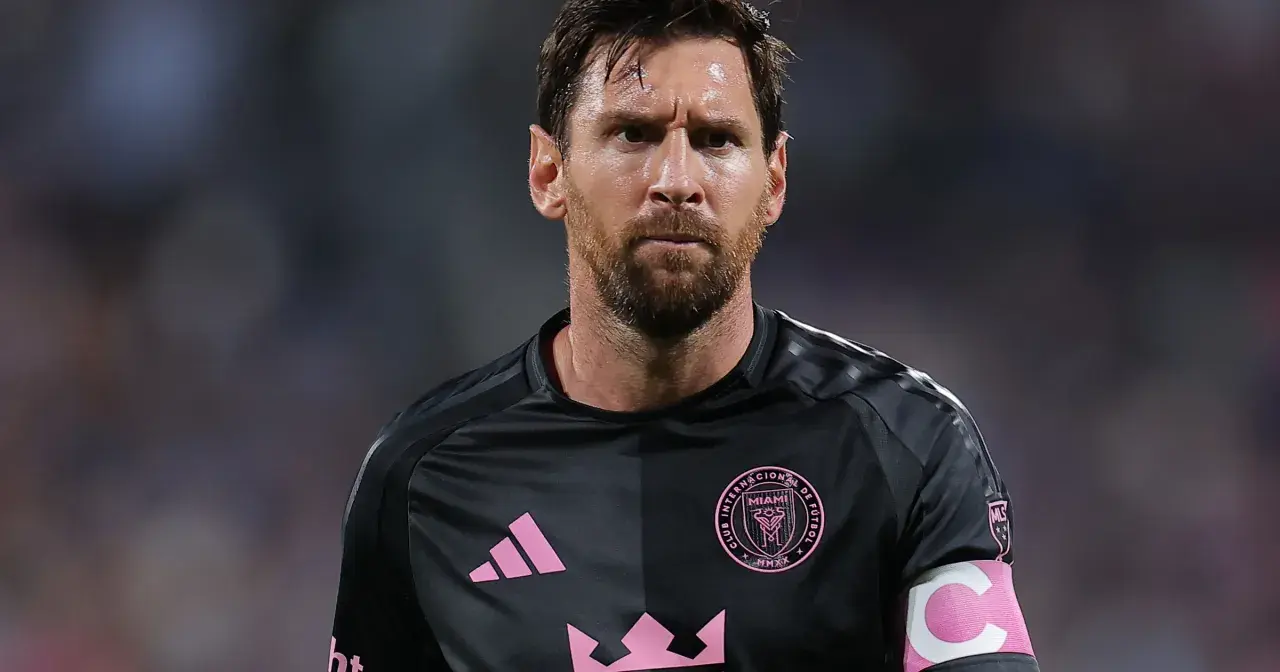 Lionel Messi w czarnej koszulce Inter Miami CF z różowym herbem i opaską kapitana.