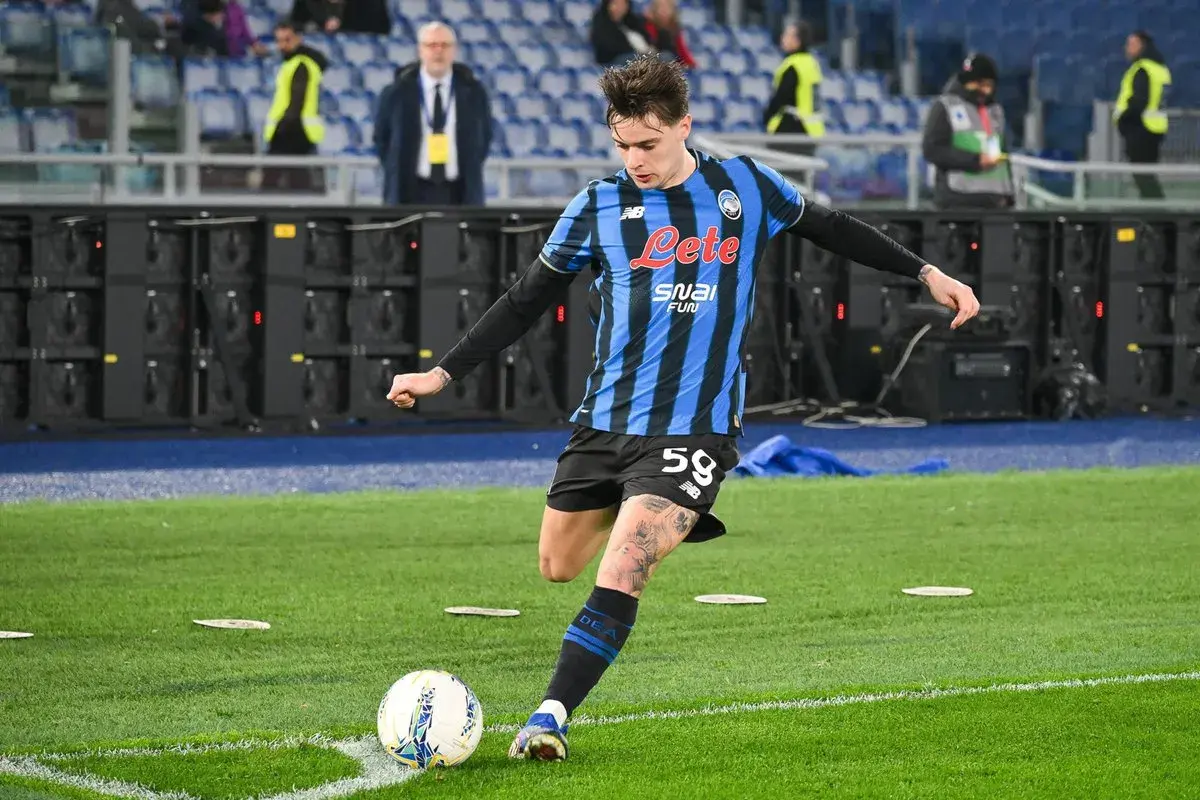 Piłkarz Atalanty z numerem 59 w akcji podczas meczu z Udinese.