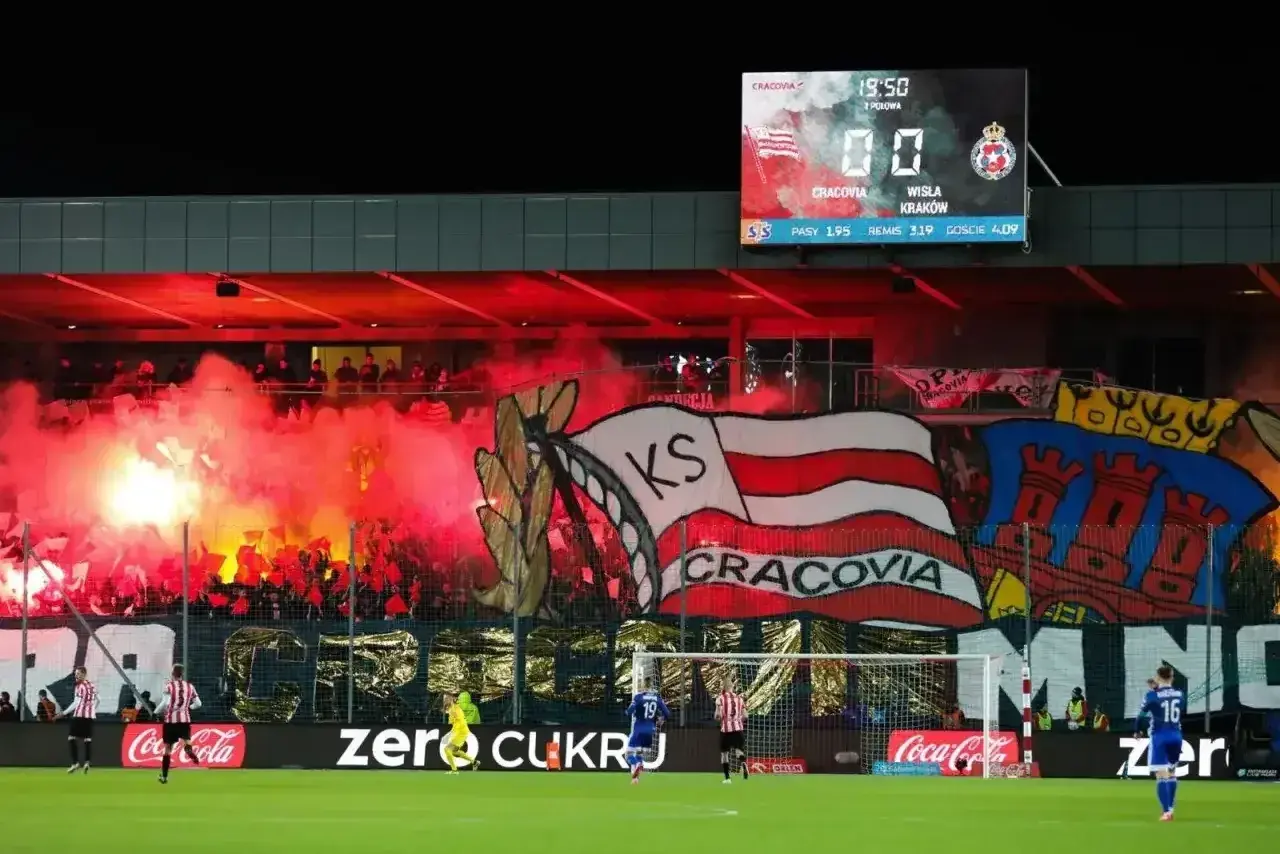 Oprawa kibiców Cracovii, najstarszego klubu piłkarskiego w Polsce, podczas meczu z Wisłą Kraków.