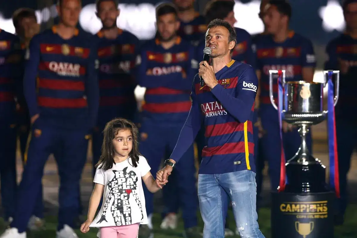Luis Enrique z córką na scenie, obok pucharu.