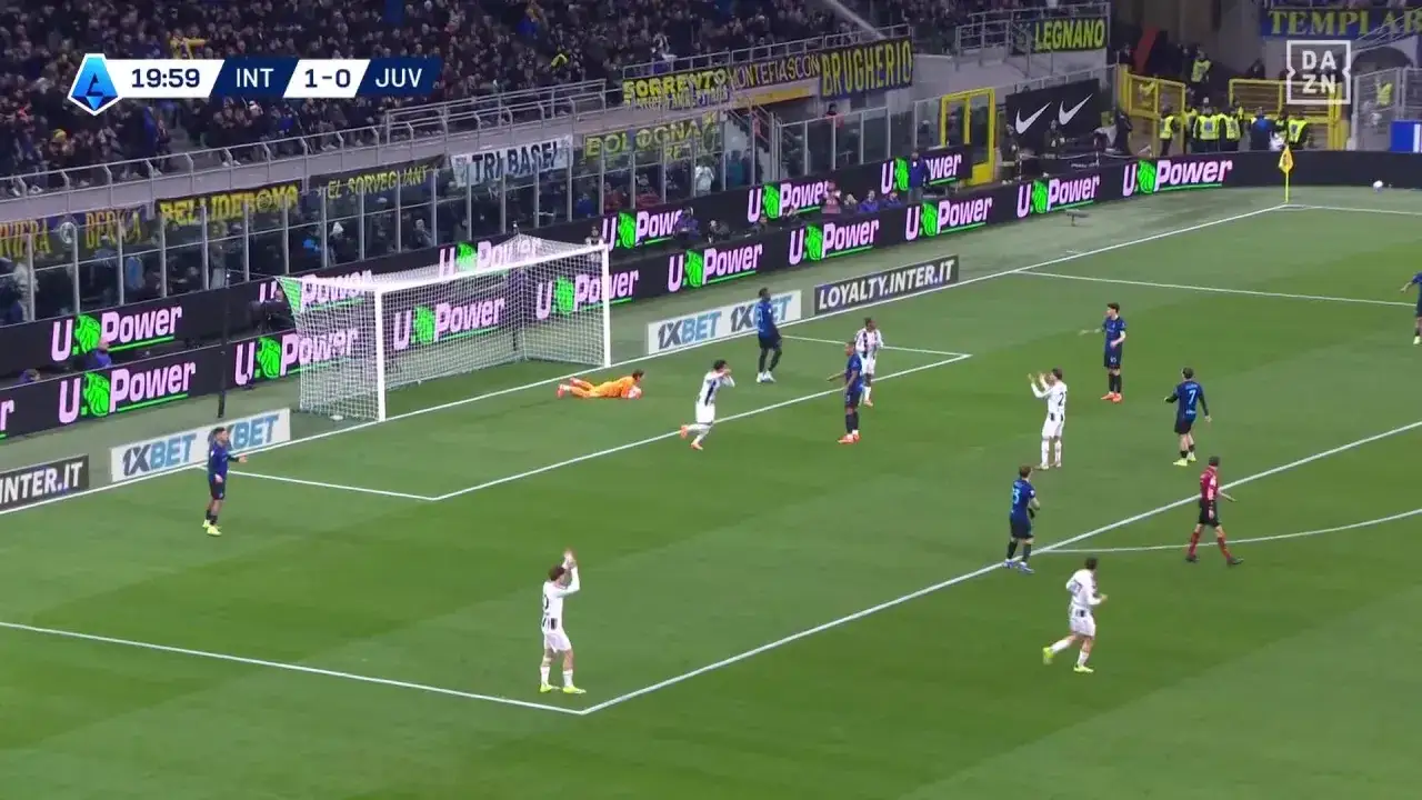 Mecz Inter Mediolan – Juventus, wynik 1:0. Piłkarze świętują bramkę, bramkarz leży na ziemi.
