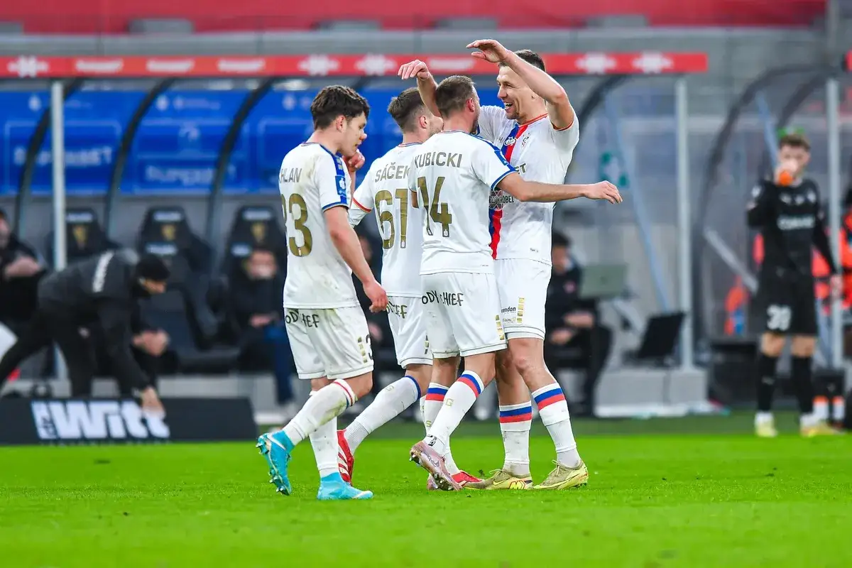 Piłkarze świętują bramkę w meczu Górnik Zabrze – Raków Częstochowa.
