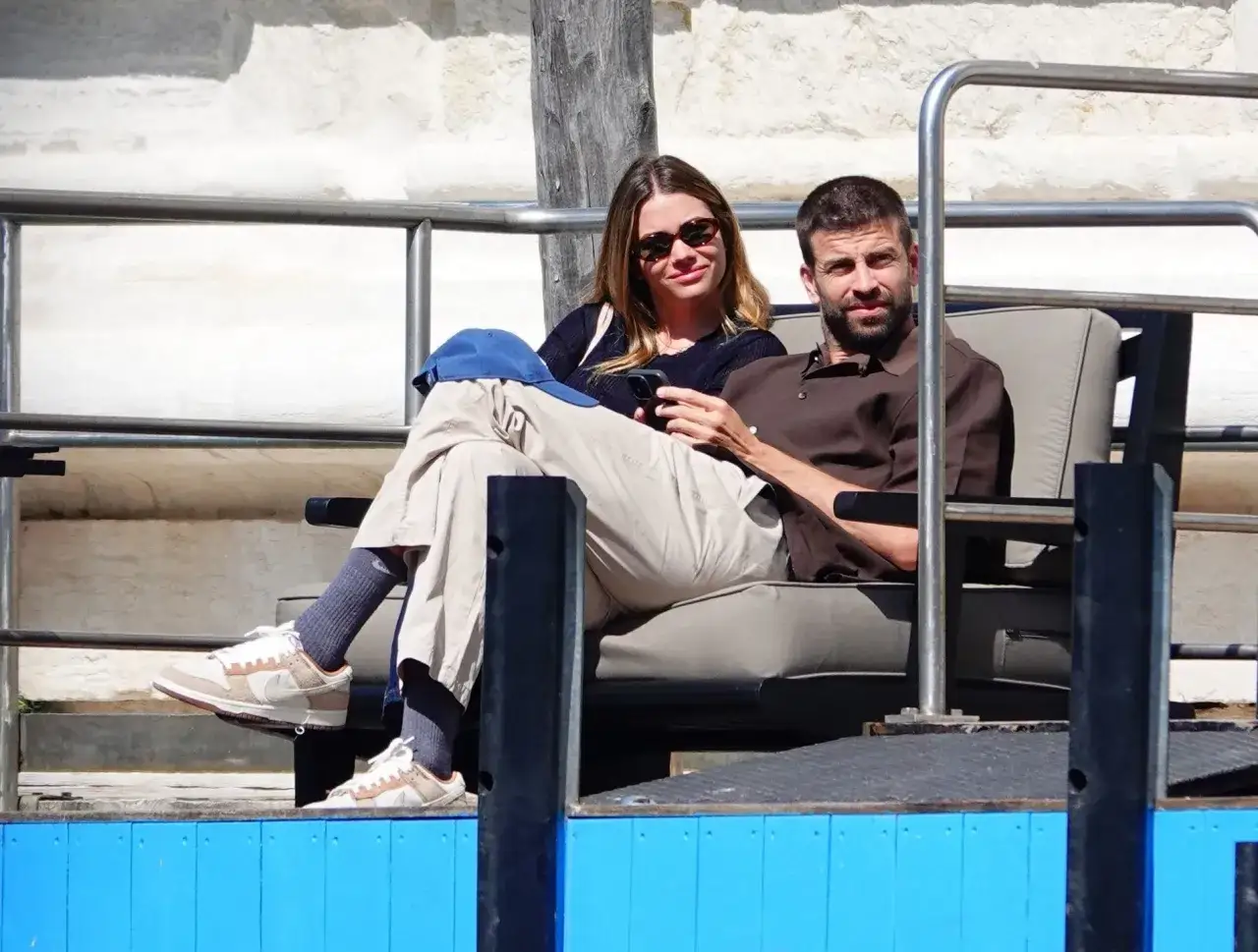 Pique i Clara siedzą razem, ciesząc się słońcem.