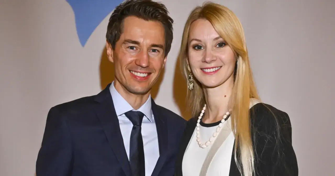 Kamil Stoch z żoną, uśmiechnięci i eleganccy. Marzą o wspólnym czasie z dziećmi.