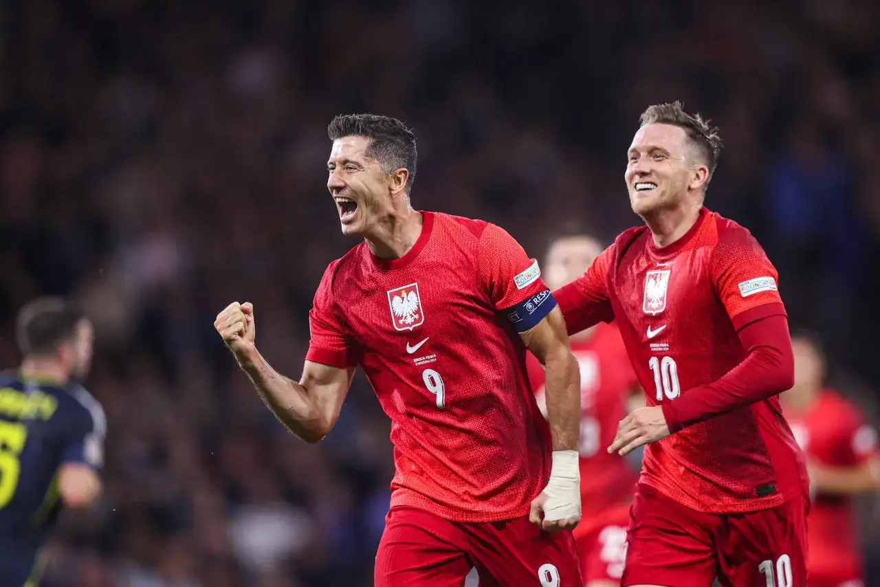 Piłkarze w czerwonych koszulkach z orłem na piersi, świętujący zwycięstwo. Robert Lewandowski z uniesioną pięścią, obok uśmiechnięty kolega z drużyny. To widok, który przypomina o dumie z mistrzów Polski w piłce nożnej.
