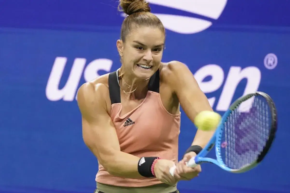 Maria Sakkari w akcji, uderza piłkę podczas meczu.