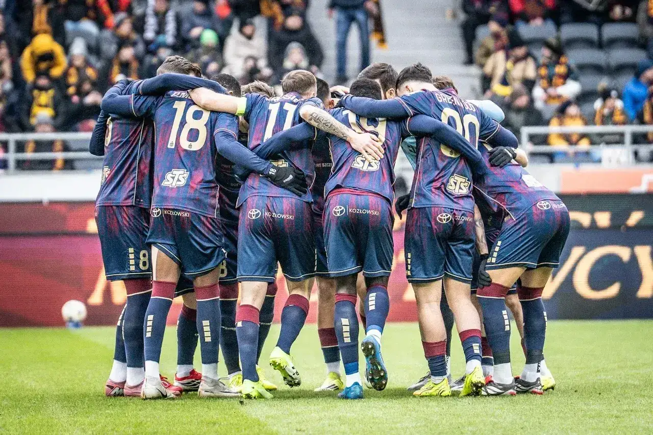 Piłkarze Lechii Gdańsk i Pogoni Szczecin w uścisku przed meczem. Składy: Lechia Gdańsk – Pogoń Szczecin.