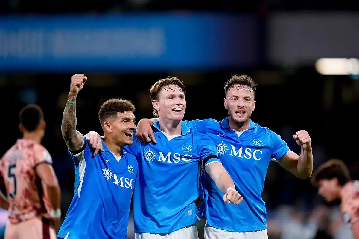 Piłkarze Napoli świętują zwycięstwo nad Hellas Verona. Trzech zawodników w niebieskich koszulkach z logo MSC cieszy się z sukcesu.