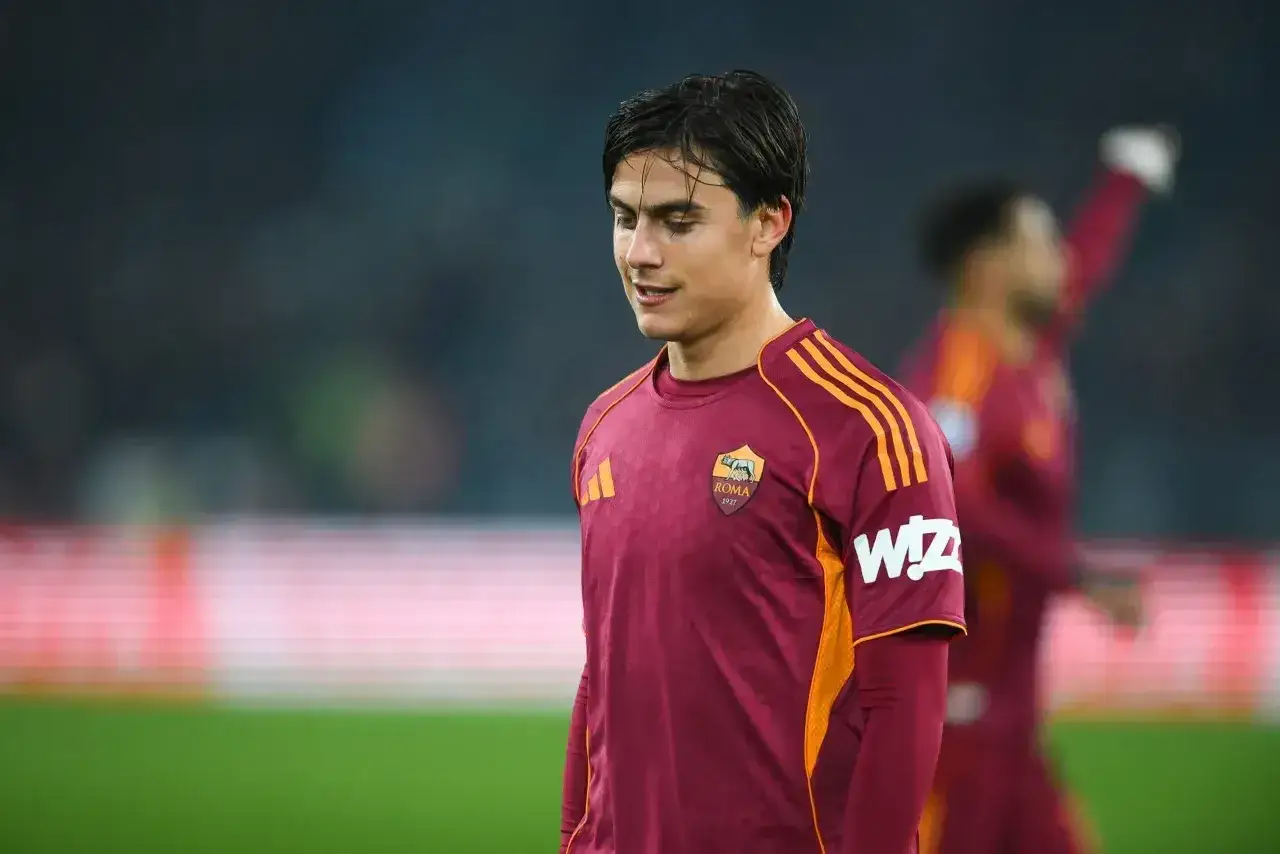 Piłkarz AS Roma w bordowej koszulce z pomarańczowymi pasami, gotowy do meczu składy: as roma – atalanta.