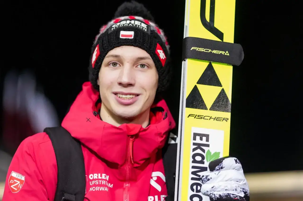 Kacper Tomasiak, skoczek narciarski, z nartami Fischer. Jego wzrost pozwala mu na dalekie skoki.
