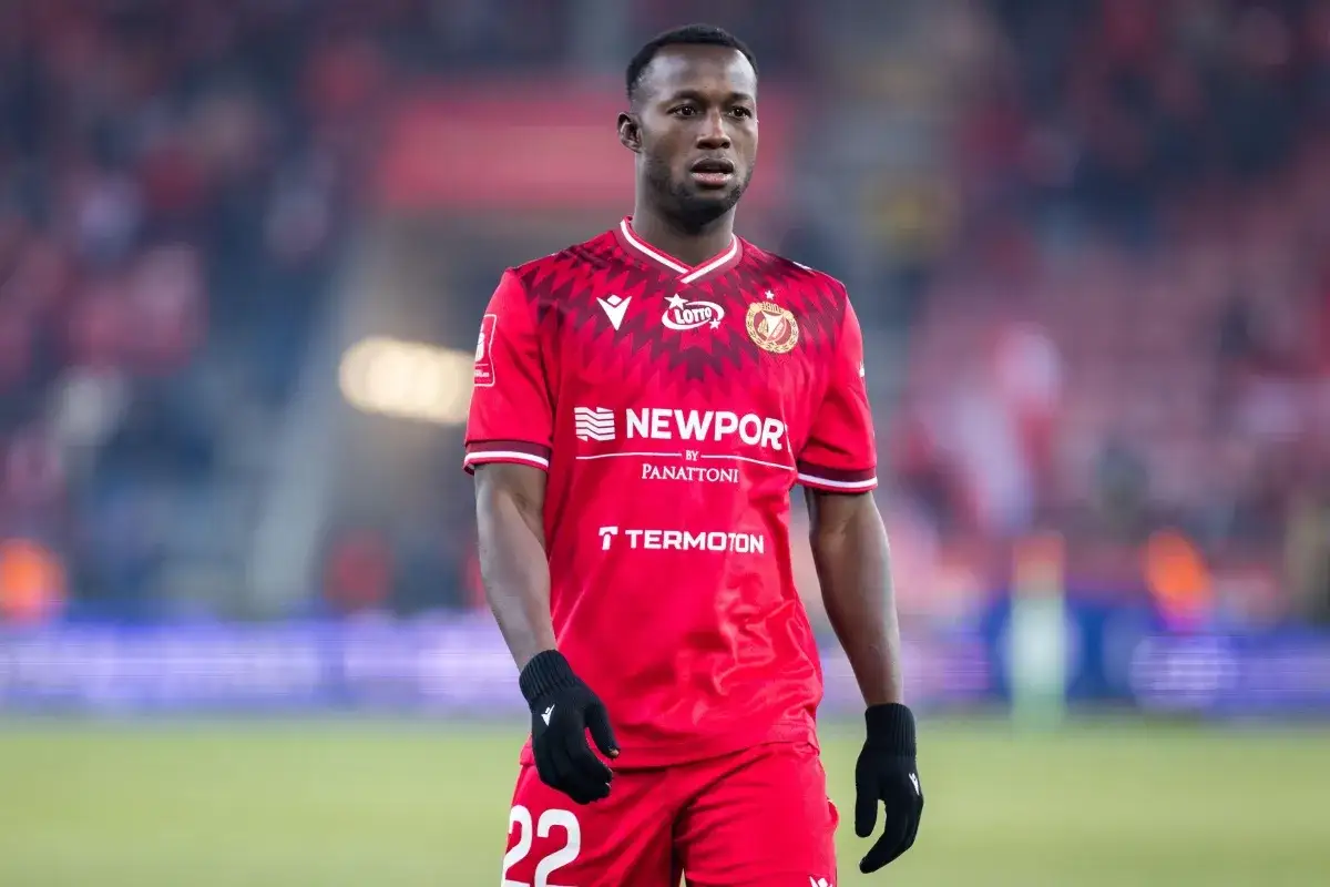 Piłkarz Widzewa w czerwonej koszulce z numerem 22. Kibice spekulują o kolejnych widzew transferach.