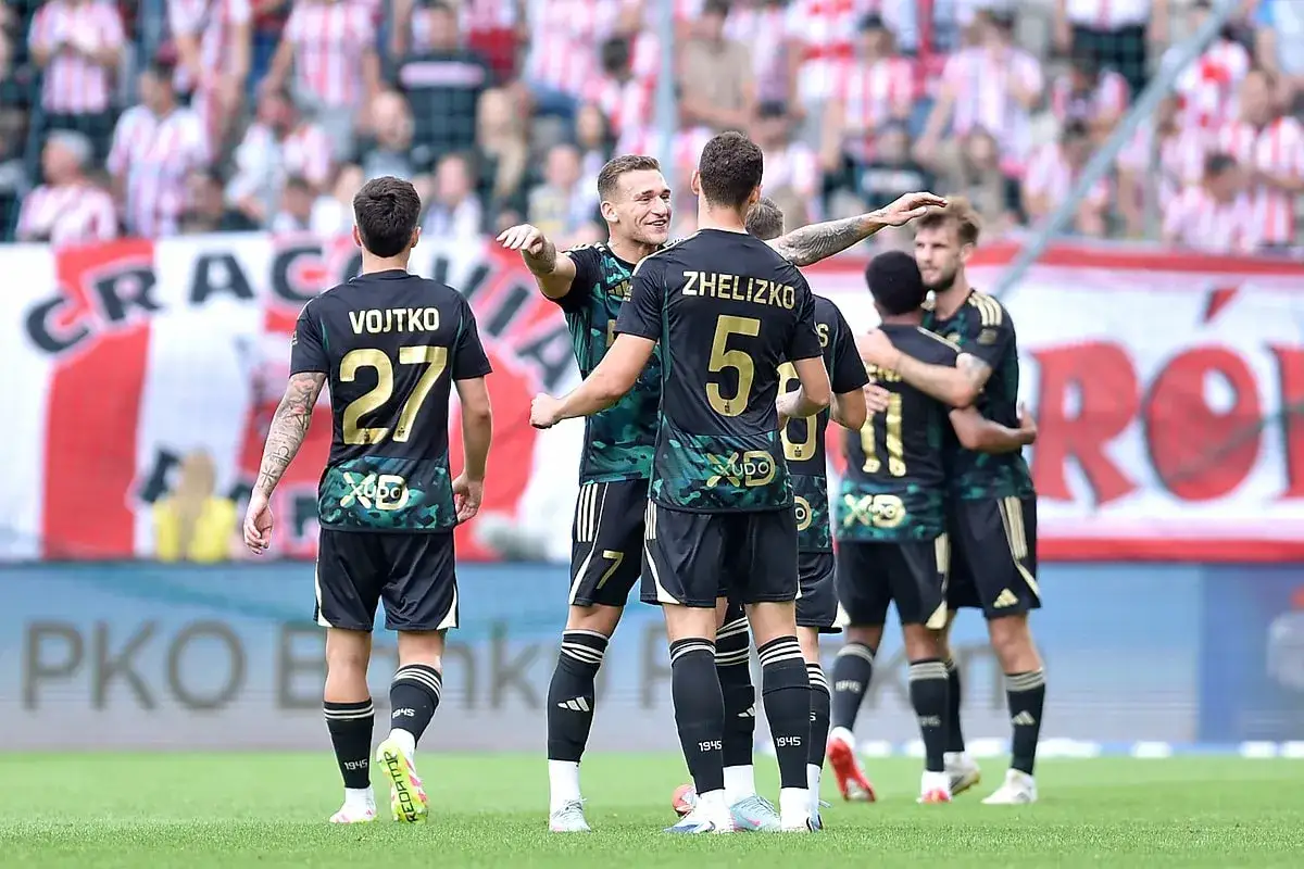 Piłkarze świętują po meczu Arka Gdynia – Lechia Gdańsk. Zhelizko i Vojtko w centrum uwagi.
