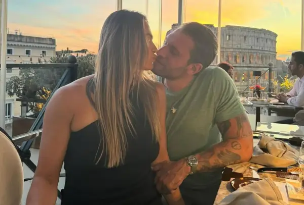 Aryna Sabalenka z partnerem w Rzymie, z Koloseum w tle podczas romantycznej kolacji.